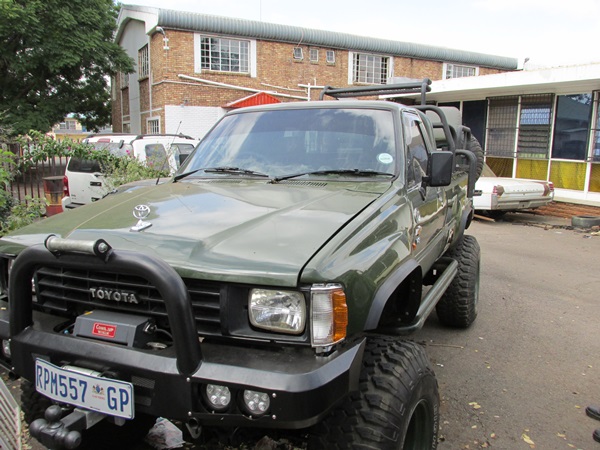 toyota-hilux-lexus-v8-conversion--grobbies